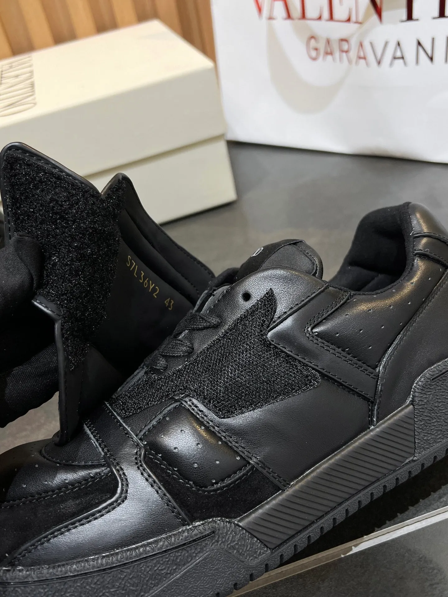 Men's men's shoes 💰760 VLTN Valentin 𝑶𝒏𝒆𝑺𝒕𝒖𝒅 Couple's sneaker series Valentino 2025 new couple's sneakers are on sale. The original ZP purchased and disassembled. Repeated pattern making and modification. The strength must be restored one to one! Top luxury masterpiece Velcro design Soft and comfortable imported calfskin 🧧brings excellent and elegant texture and excellent on-foot comfort Top purchasing version upper: imported calfskin surface/original oil edge craftsmanship Inner: water-dyed cowhide lining Outsole: original development 𝐓𝐏𝐔 two-color combination outsole Packaging: original configuration complete package Code number: 35-46 (45 46 customized)